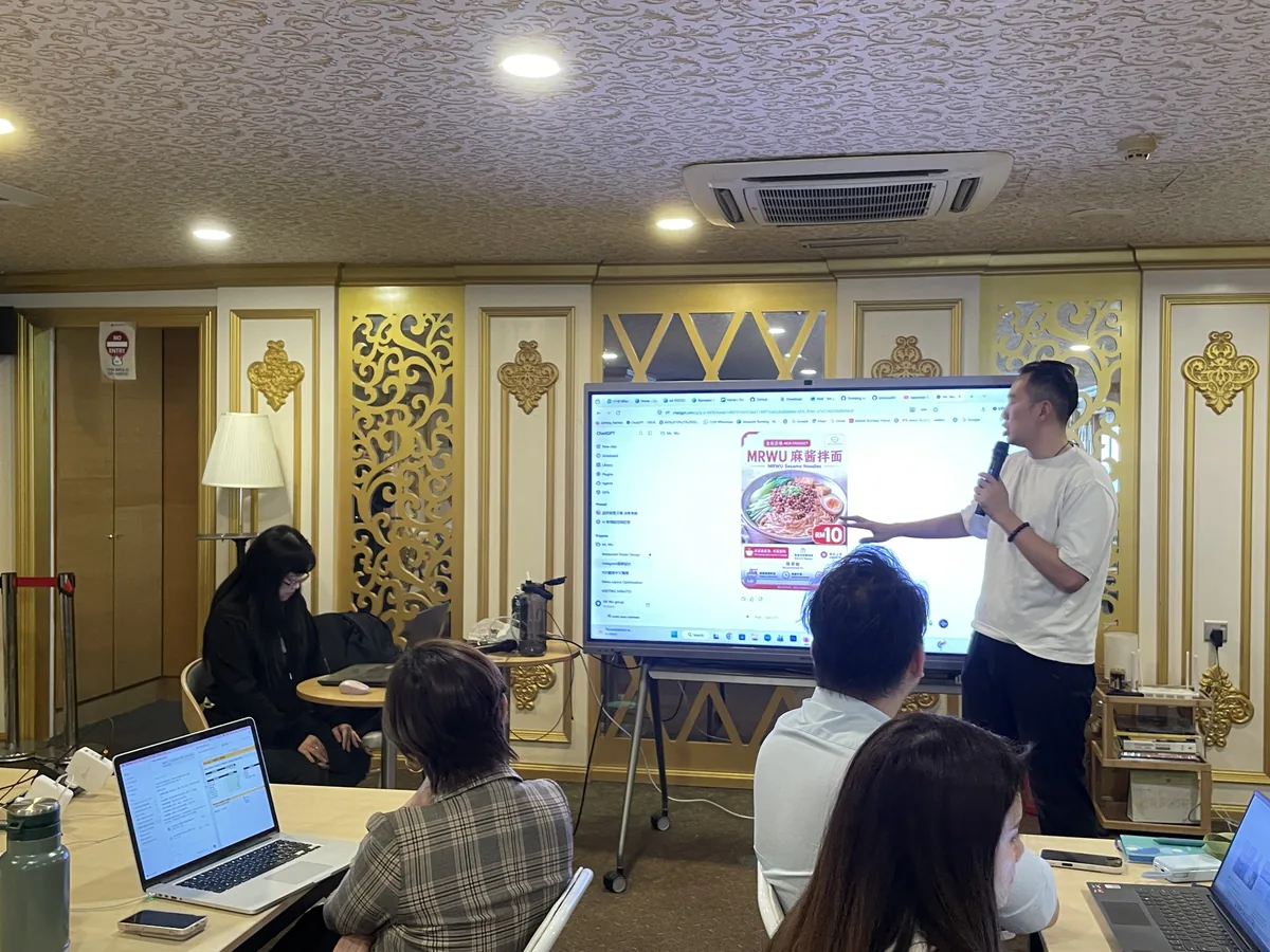 一日課現場：Simon 在前面講解，學員用筆電跟著做