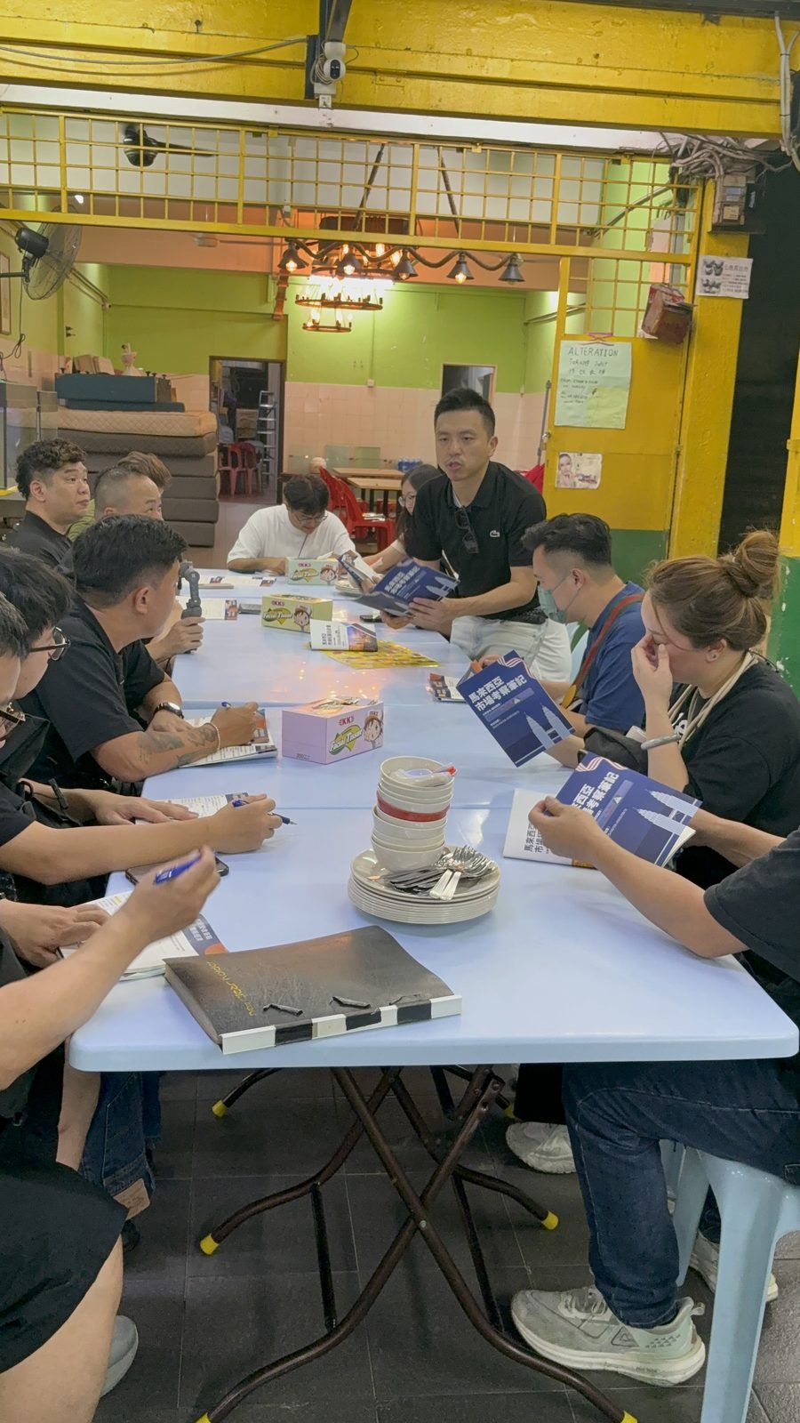 考察團在小吃店用餐